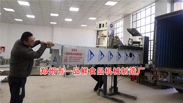 客戶開(kāi)車(chē)前來(lái)拉走燴面機(jī)